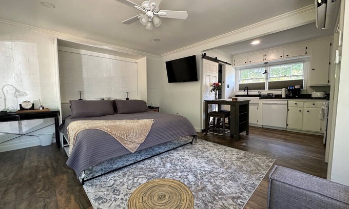 Landon Branch Apartamento | 4 miles from Downtown this charming studio offers a cozy retreat for your stay.