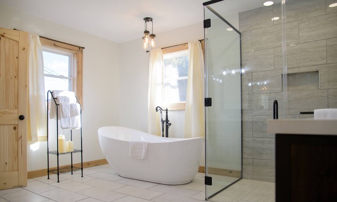 Cherokee Casa | 4 min 2 Casino, Romantic Getaway, Soaking Tub, 2 King Beds, Near Polar Express