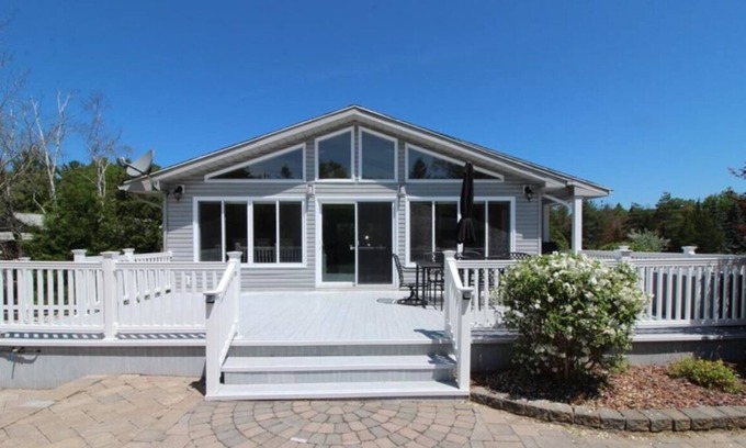 Port Franks Casa | 4 min WALK to sand beach & 4 water bodies. Central AC. 4 Fridges. Kid-friendly.