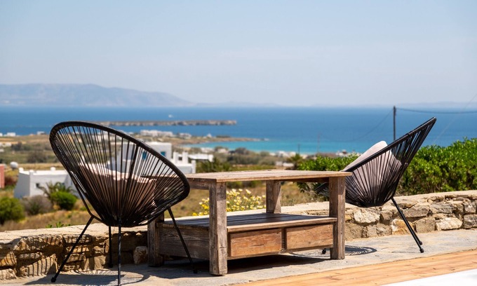 Drios Apartamento | 4 mins drive, Golden Beach. Grandma babysitting and daycare