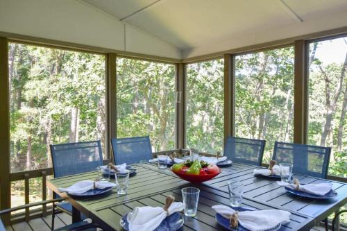 Wellfleet Casa | 4 Mins to Wellfleet Village Screened sunroom