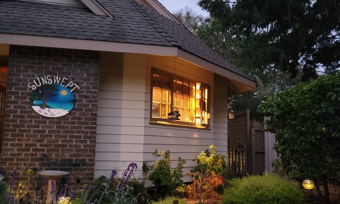 Northwest Carmel Casa | 4 minute walk to the beach or town!