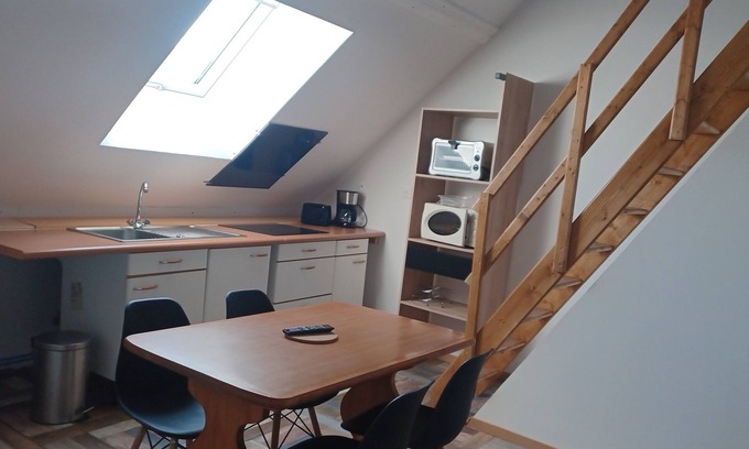 Saint-Pourcain-sur-Sioule Apartamento | 4-person 2-bedroom self-contained air-conditioned city center apartment