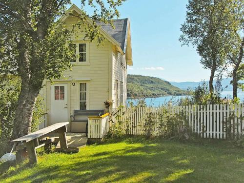 Dyroy Municipality Casa | 4 person holiday home in Skatvik-By Traum