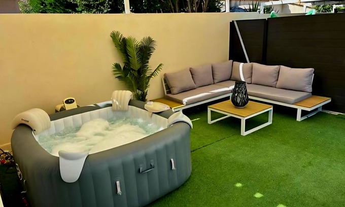 Lunel Apartamento | 4-person studio with private pool and jacuzzi