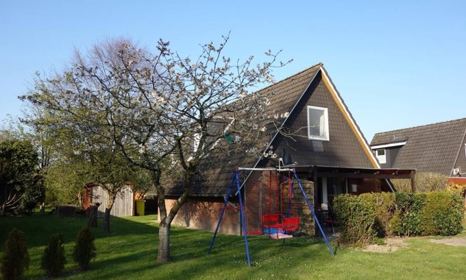 Norderteil Casa | 4 person vacation home with two showers and toilets in second row to the dike in Otterndorf