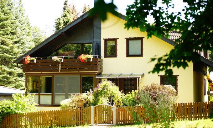 Bad Harzburg Apartamento | 4-Personen-Ferienwohnung-im-Wald-mit-Kamin-84-Qudratmeter