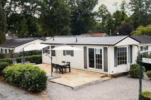 Oisterwijk Apartamento | 4 persons chalet Valkenbosch situated in the forested area