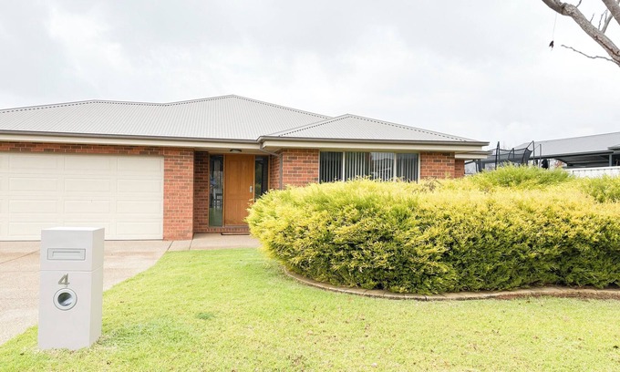 Estella Casa | 4 Pinnacle Place, Estella