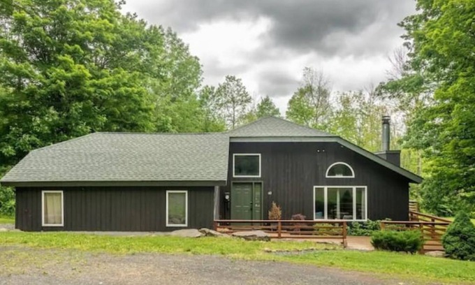Jewett Chalet De Esquí | 4 Season Chalet w/ Hunter Mtn Views, Hottub, Yard and 8 min from Windham/Hunter