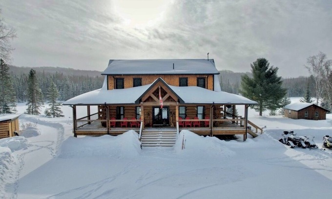 Unorganized North East Parry Sound Cabaña | 4 Season Nature Retreat - Winter Playtime