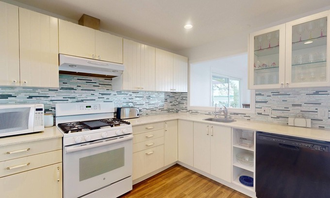 Virginia Cabaña | 4 Seasons Lake Front Cottage with direct access to Lake Simcoe. 50 mins to T.O.