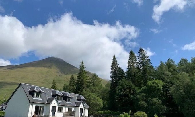 Crianlarich Cabaña | Cabaña escocesa de 4 estrellas, 4 dormitorios y 3 baños con impresionantes vistas al lago y a la montaña