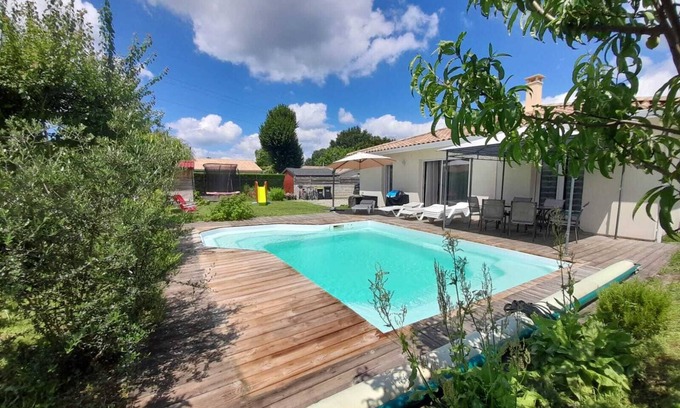 Listrac-Medoc Casa | 4-star villa, sleeps 6 with heated pool