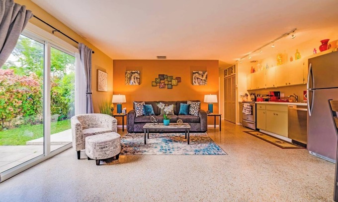 Poinsettia Heights Apartamento | Soleado, recién amueblado 1BR apto
