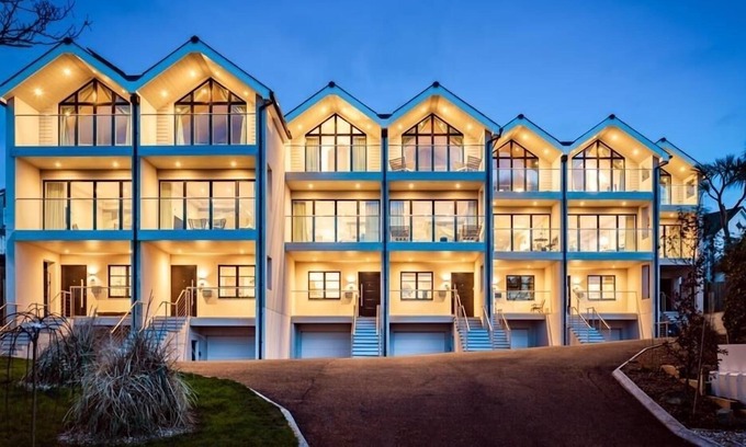 Porth Casa | 4 The Strand sleeps 8 guests, footsteps from Porth beach