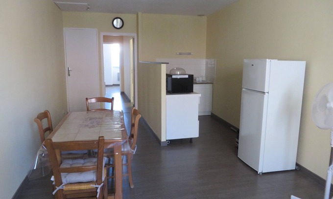Clairvaux-les-Lacs Casa | 4 to 6 berth accommodation 10 mi walk from the lake