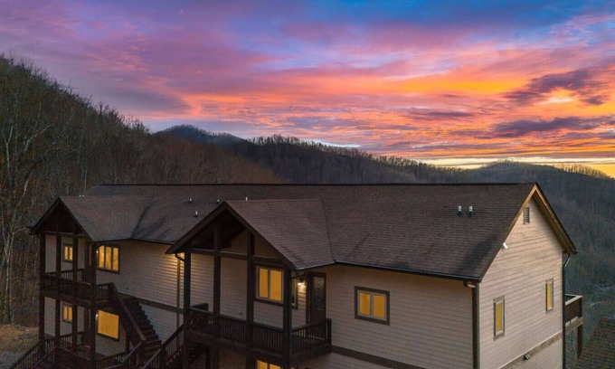 Sylva Casa | 4-Unit Mountain Retreat | 8BR, Views, Near Smokies