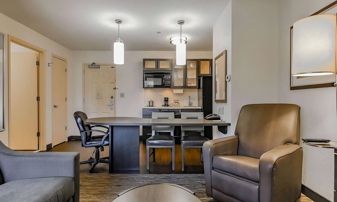 Braintree Hotel | 4 Units | Spacious Boston Suburb Stay | Family Getaway Near Aquarium & Fenway