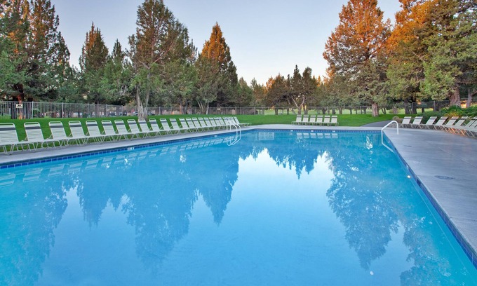Redmond Cabina | 4 Units w/Kitchen | Pool, Spa, Golf & Free Parking