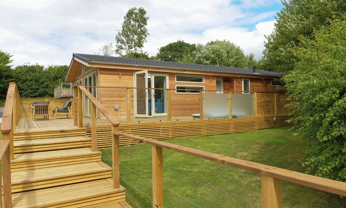 Looe Cabaña | 4 VALLEY VIEW, character holiday cottage, with hot tub in Lanreath