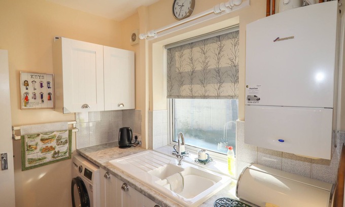 Blacon Cabaña | 4 VENABLES ROAD, romantic, character holiday cottage in Blacon