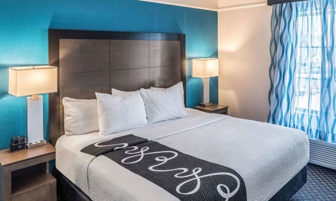 Ahwatukee Foothills Casa | 4 x King Bed Deluxe Suite at La Quinta Inn & Suites by Wyndham Phoenix Chandler