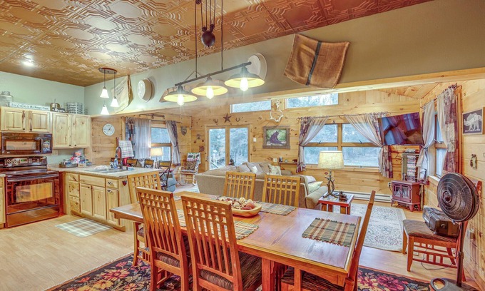Wakefield Cabina | 40-Acre, Off-Grid Wakefield Retreat w/ Gas Grill!