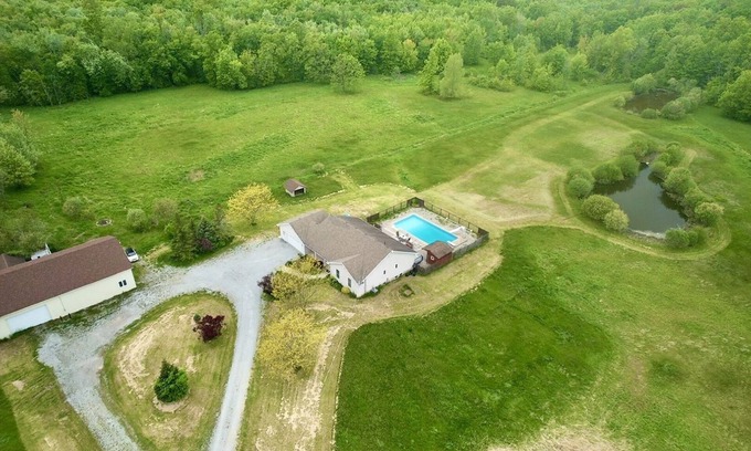 Port Colborne Cabaña | 40 Acre Vacation rental Cottage with swimming pool in Niagara