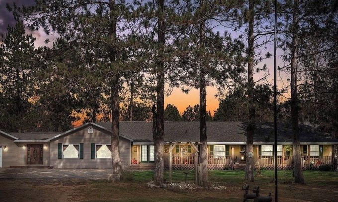 Reed City Casa | 40 acres of trails w/3-bedroom 2 bath house Ashton area family friendly spacious