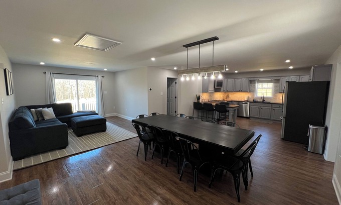 Orson Casa | 40 acres, sleeps 20, minutes from Elk, fishing streams, rails to trails ..