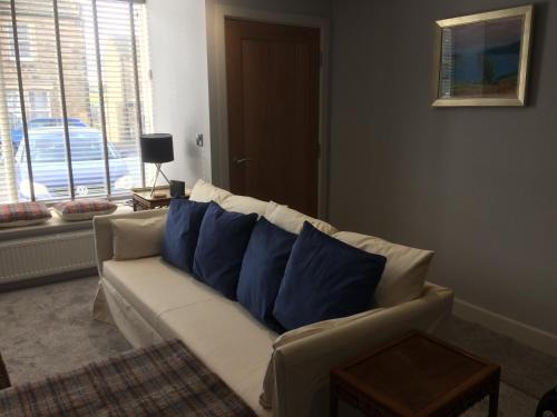 Barnard Castle Casa | 40 Newgate Barnard Castle -Central Location - Court Yard - Dog Friendly - Sleeps 7 - Wood Burner - Complimentary Logs & Wine - Smart TV