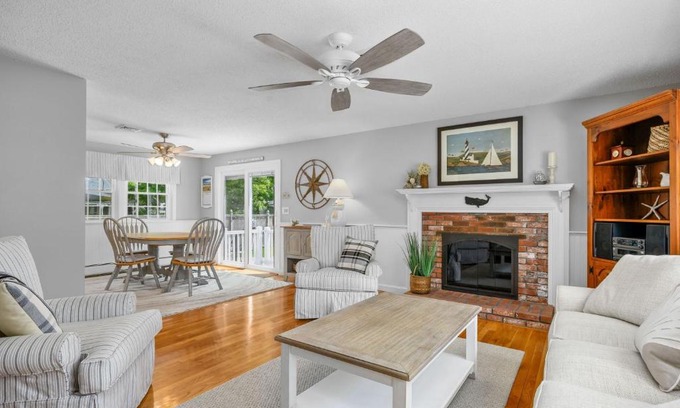 West Harwich Casa | 40 Willow Street West Harwich - Waves on Willow
