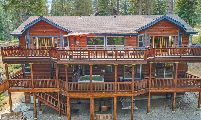 Tahoe Paradise Casa | Casa de lujo 🌟4000 Sq Ft: Cabina familiar y que admite mascotas Room Enorme sala de juegos