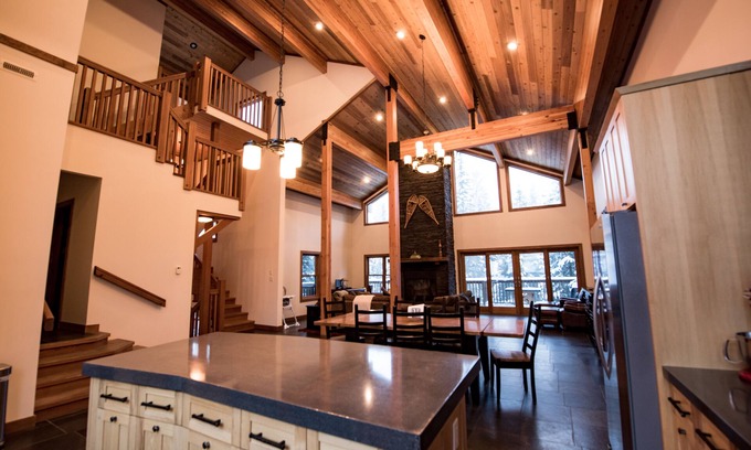 Golden Chalet De Esquí | 4000 sqft chalet on ski hills and mountain bike trails, hot tub, 10 adults/4kids