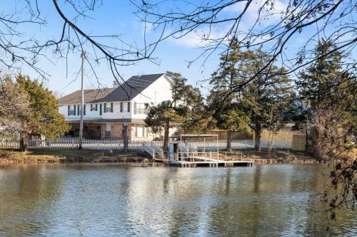 Warr Acres Casa | 4000 Sqft Lakefront Retreat Private Hot Tub #nh