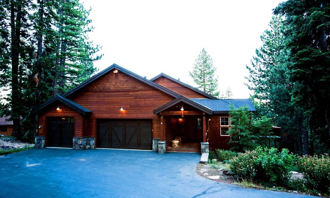 Truckee Cabina | Cabina Premium de 4000 pies cuadrados con capacidad para 12