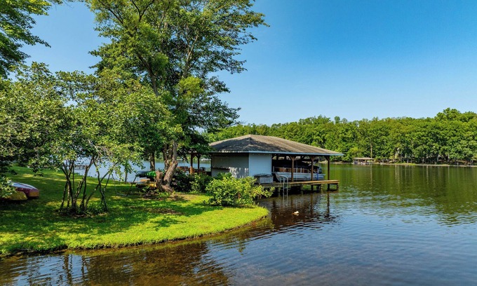 Lakeside Woods Casa | 400ft private waterfront home, fireplace, boathouse, kayaks, DOG FRIENDLY