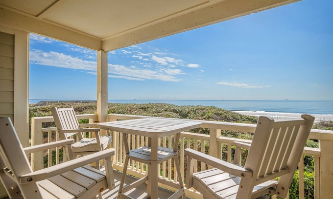 Caswell Beach Condominio | 405 Dolphin Crossing: Private Balcony, Oceanfront Pool