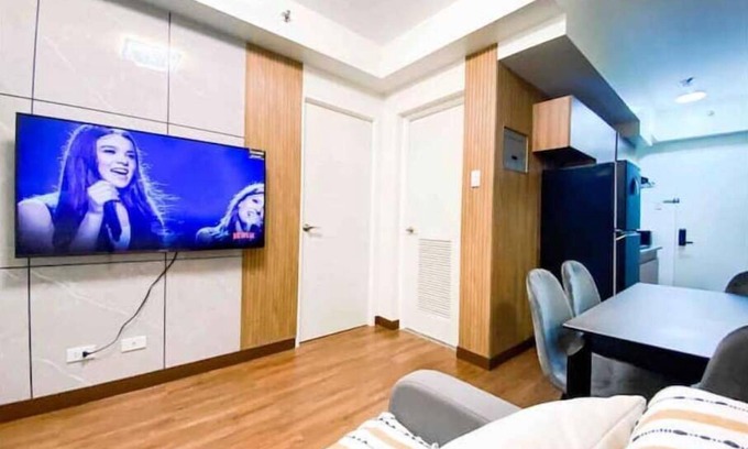 Kapitolyo Apartamento | 40SQM 1BR Staycation near BGC Wi-fi + FREE Parking