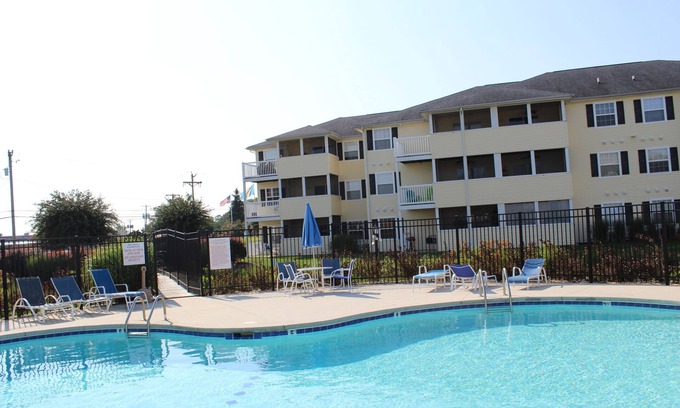 Rehoboth Beach Condominio | 4106 Palms, 1st floor, 3-bedroom, August rates reduced by 300 dollars per week