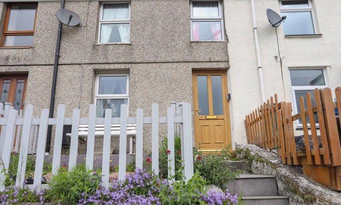 Llanllyfni Casa | 42 HYFRYDLE ROAD, pet friendly, with open fire in Penygroes