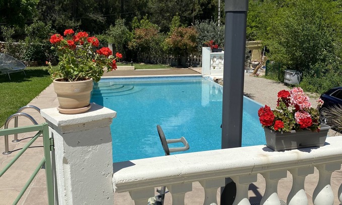Grasse Apartamento | 420 €/ week GRASSE CANNES MANDELIEU studio with private pool and petanque