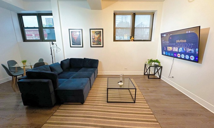 Near South Side Apartamento | 420 friendly cutest 1br/1ba with optional parking/sleeps 4