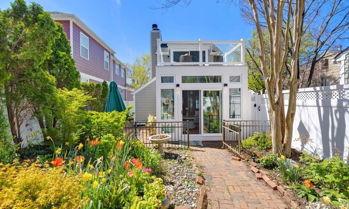 Eastport Casa | 421 Irie: Simply Charming 2 Story COTTAGE!! Private Pool!! 1 Off Street Parking!
