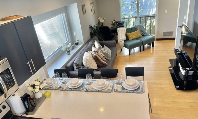 University District Casa | 4212 UW 2-Bedroom modern Townhouse N Seattle home