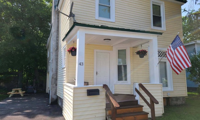 Oneonta Apartamento | 43 Cliff - Apt 2 - 3 bdrm apt in City Center Oneonta, walkable to Main St