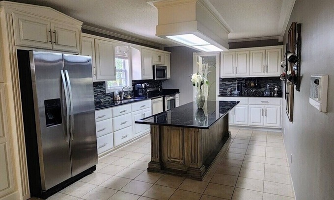 Murray Casa | 4300 Sq ft home very close to MSU. All decorated for Christmas.