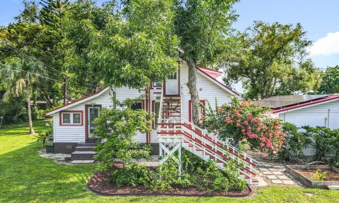 Northwest Orlando Casa | Cozy 1920s Cabin | Near Disney & Orlando Nightlife