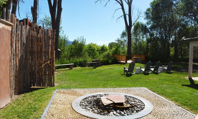 Taos Casa | "44a - Orchard Pommerale" es un tesoro para la relajación con encanto del sudoeste